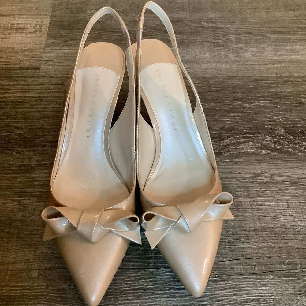 Ivanka Trump nude tan pointed toe slingback pumps bow kitten heal size 9.5